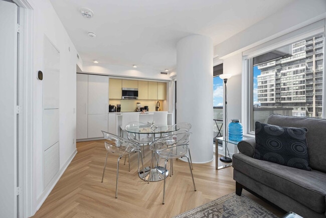 Photo du bâtiment - 225 Adelaide St W