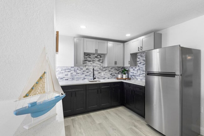 Building Photo - 1932 Lake St