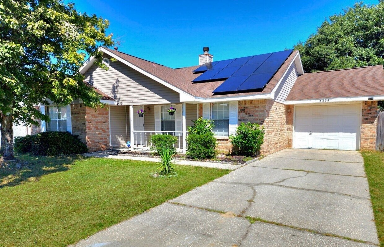 Foto principal - This 3 Bedroom, 2 Bath with large Backyard...