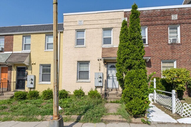 Building Photo - Parking Included! Updated 2 Bed// 2 Bath N...