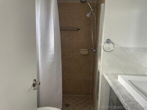 Building Photo - 2851 Somerset Dr