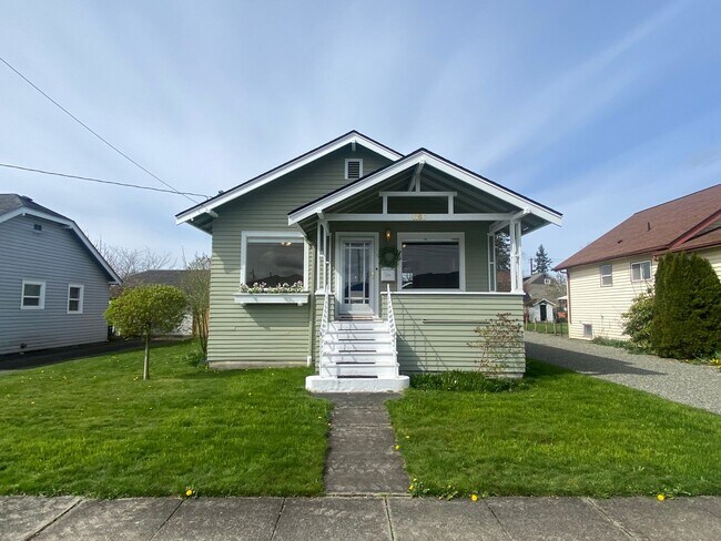 Building Photo - Refreshed Enumclaw Craftsman w/ 930 sqft b...