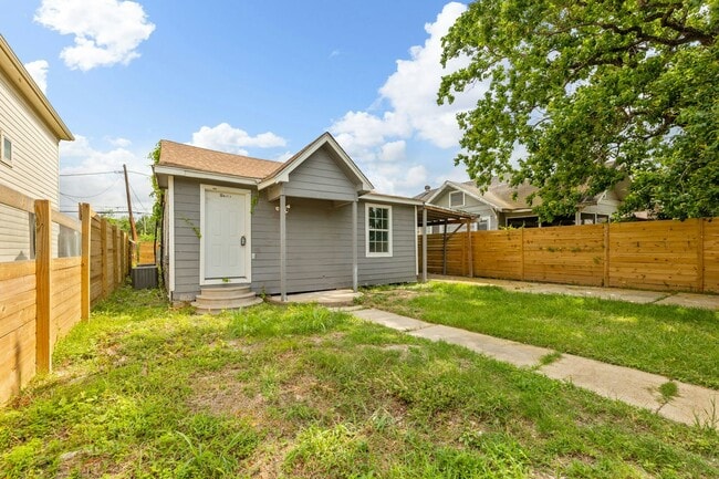 Photo - 1015 E 36th St Townhome