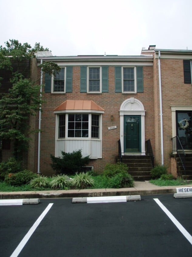 Classic 4 Bed 3.5 Bath Brick Townhome With... - Classic 4 Bed 3.5 Bath Brick Townhome With...