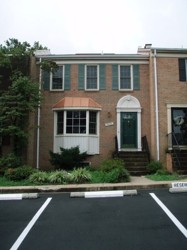 Foto del edificio - Classic 4 Bed 3.5 Bath Brick Townhome With...