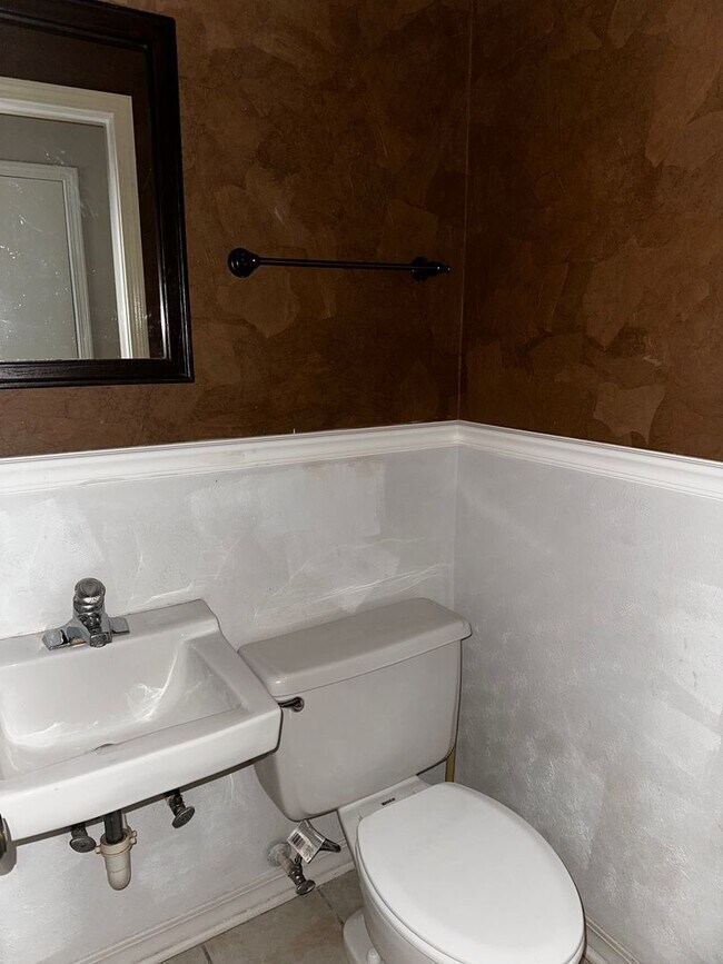 Building Photo - Recently Updated 2 Bedroom 1.5 Bathrooms i...