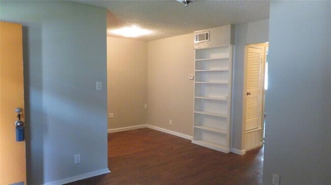 Foto del edificio - 2401 Manor Rd