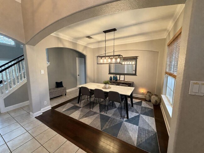 Building Photo - 2536 Crenshaw Dr