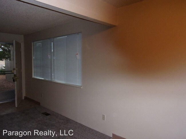 Building Photo - 2 br, 1 bath Apartment - 535 NW Oak Ave.