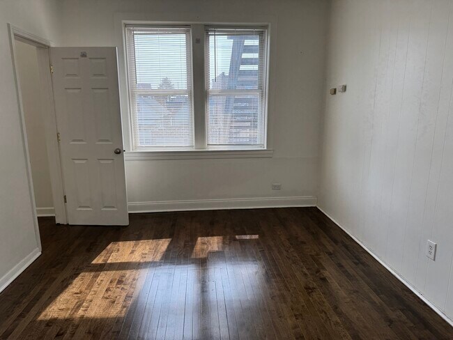 Foto del edificio - 3145 S May St