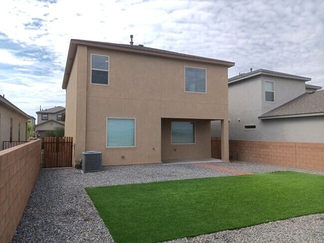Foto del edificio - Beautiful 4-Bedroom, 2.5-Bathroom Home Loc...