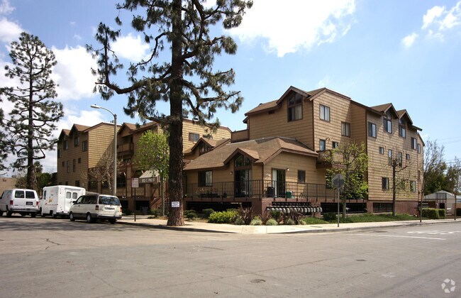 802 W Pine St - 802 E Pine