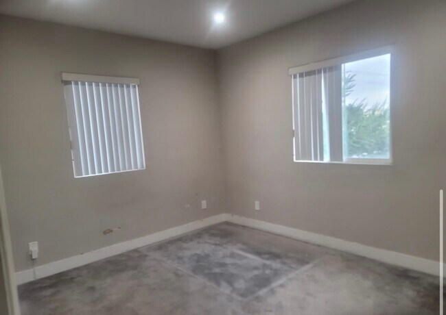 Foto del edificio - 6301 S Hoover St