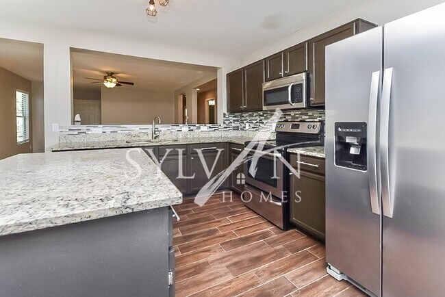 Building Photo - Feel welcome and comfortable in this charm...