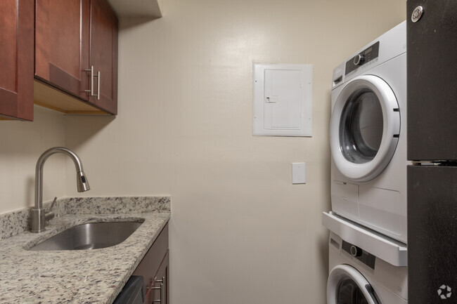 1BR, 1BA - 836 SF - Parkridge Gardens