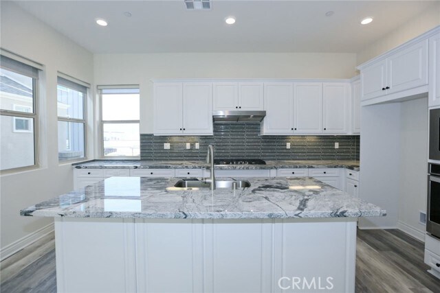 Building Photo - 779 Benchmark