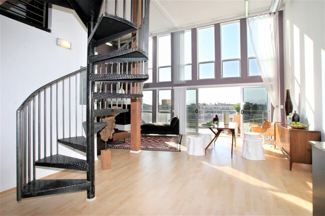 2x2 LOFT - Escalera de caracol - The R2 by CLG