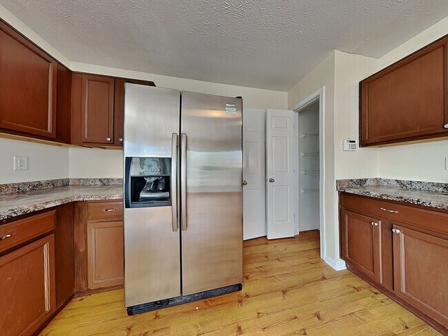 Building Photo - Marvelous 3 bed 2.5 bath with fenced in ba...