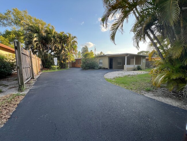 Building Photo - Move in Special! Available now - 2bed , 1 ...