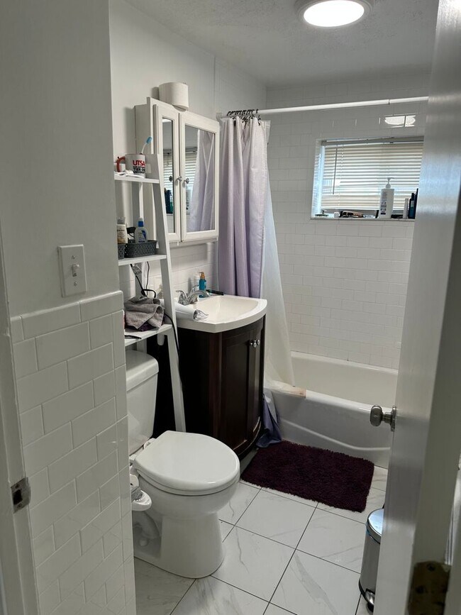 Foto del edificio - Charming 2 Bedroom-No Broker Fee