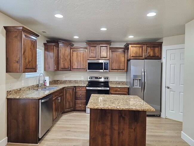 Building Photo - 445 W River Willow Ln