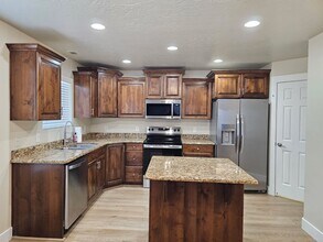 Building Photo - 445 W River Willow Ln
