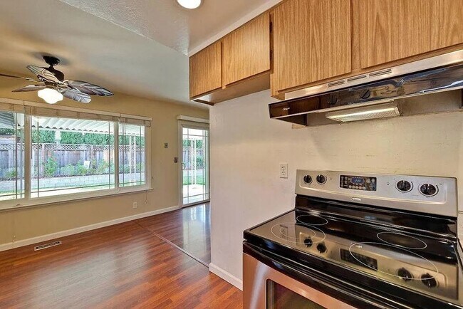Foto del edificio - Sharp 3 Bedroom 2 Bath Single Family Home in Desirable Blossom Valley Neighborhood