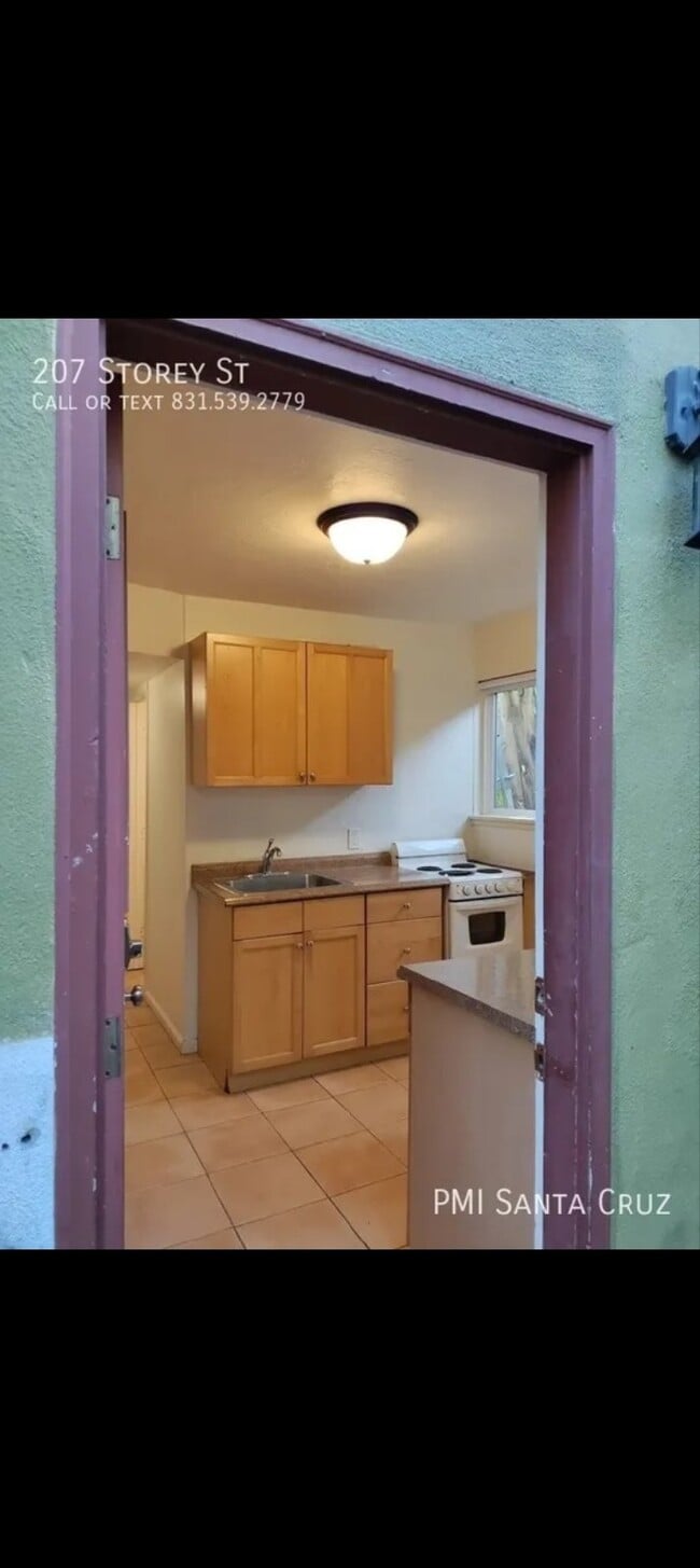 Building Photo - Charming Studio Apartment - West Side