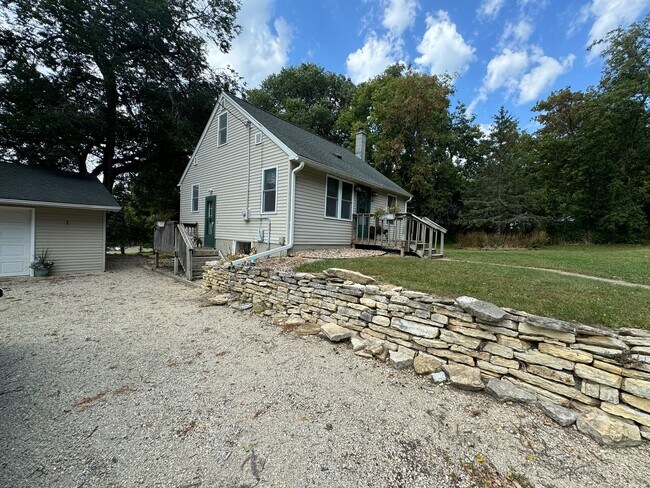 Building Photo - Beautiful 2 bed, 1 bath Single-Family Home!