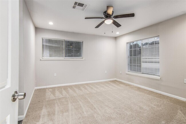 Building Photo - 1702 Athens Dr