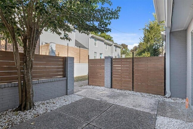 Foto del edificio - 6211 Manor Rd
