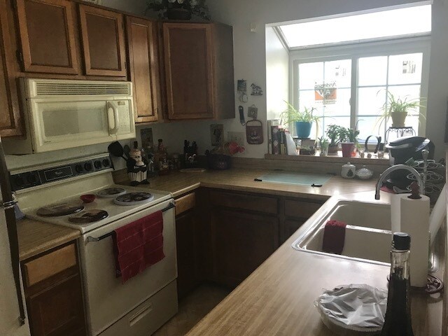 Kitchen - 1217 South Flower Circle