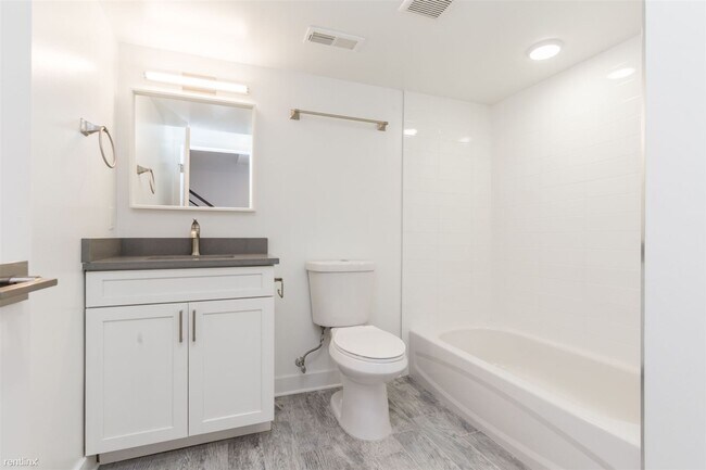 Foto del edificio - 3 br, 3 bath Triplex - 2308 E LEHIGH AVE U...