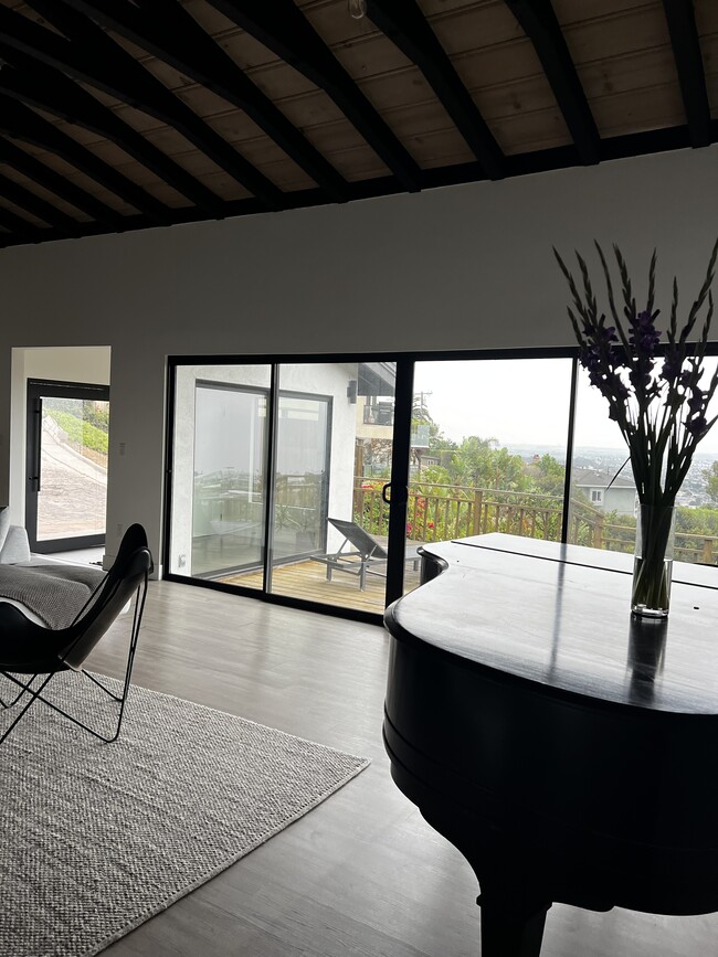 Foto del edificio - 353 Mariposa Dr