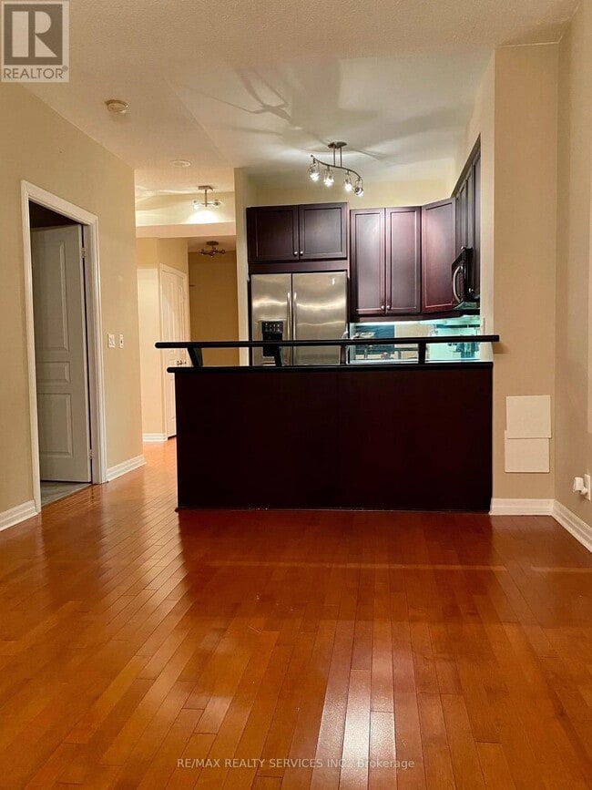 Building Photo - 220 Burnhamthorpe Rd W