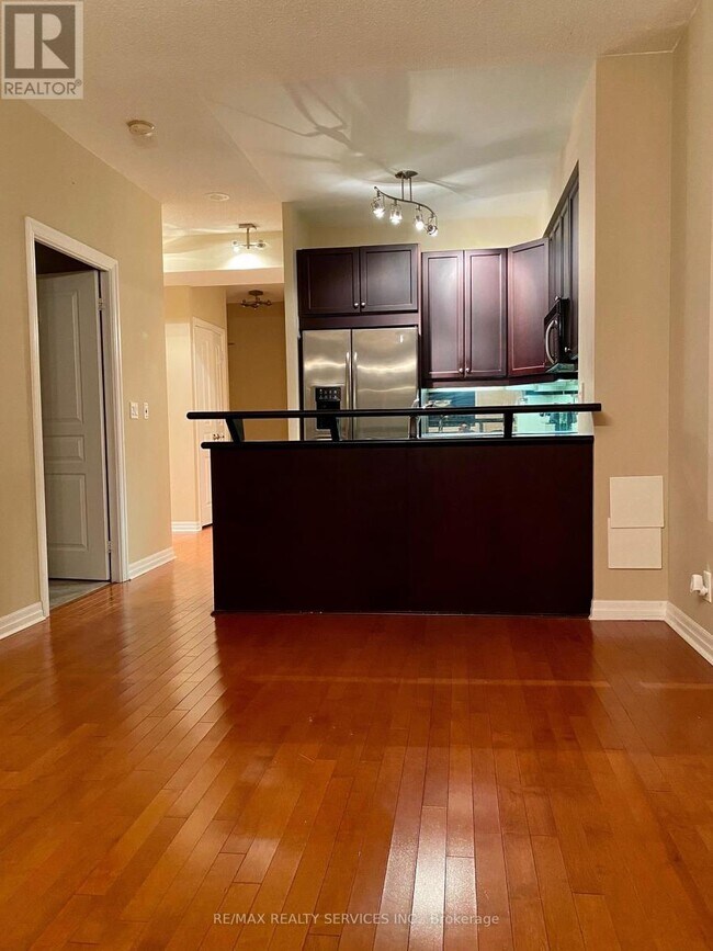 Photo du bâtiment - 220 Burnhamthorpe Rd W