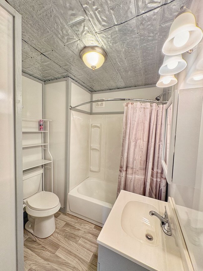 Building Photo - Charming Two-Bedroom, One-Bath