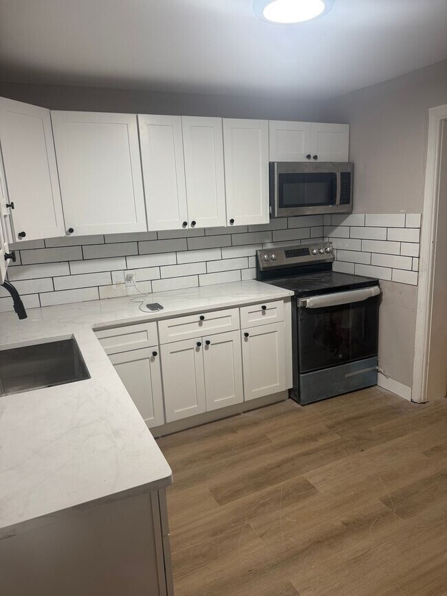Foto del edificio - Spacious 6 bedroom - **1 MONTH FREE RENT**