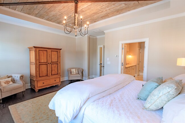Master Bedroom - 3611 Brookleigh Ln NE