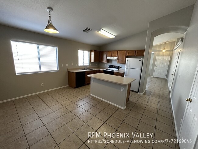 Building Photo - 3 Bed / 2 Bath Sundance Home with NO Carpe...