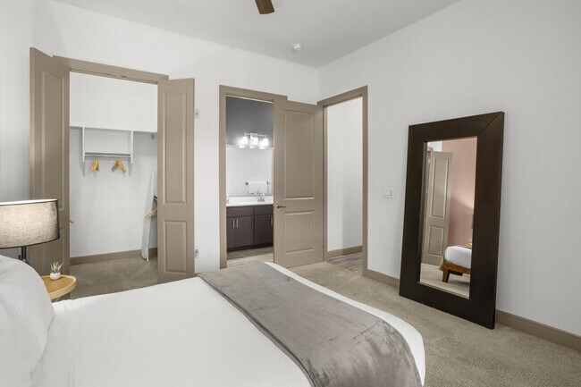 Building Photo - 555 N College Ave