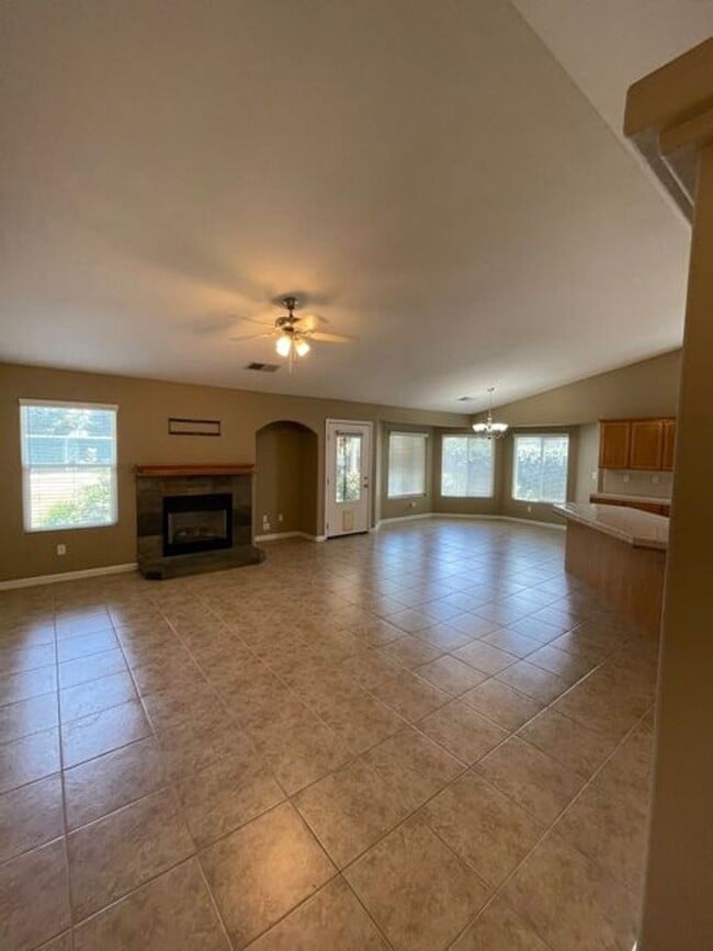 Building Photo - 236 S Argyle Pl
