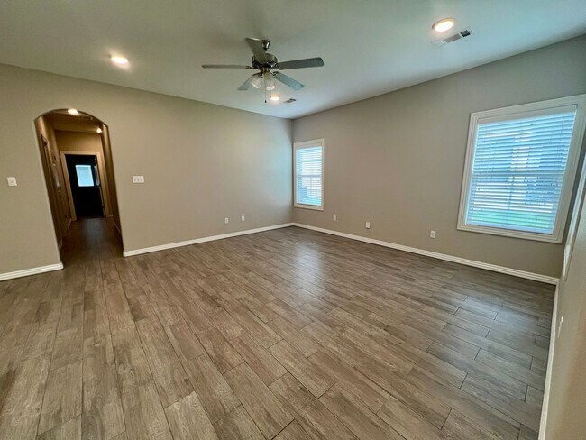 Building Photo - Beautiful 3 Bed/2 Bath Single Story Duplex...
