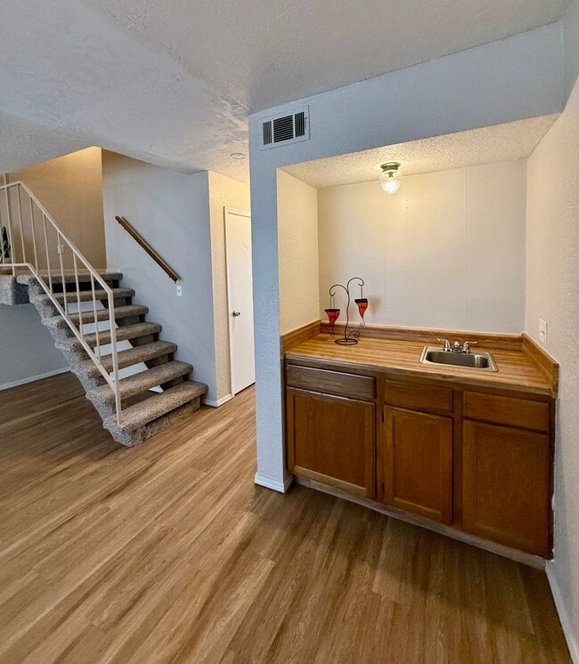 Building Photo - Duplex in East Norman with 2 car garage!