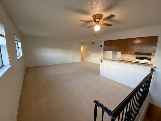Building Photo - 100 Golden Sand Dr