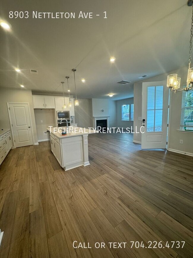 Foto del edificio - 8903 Nettleton Ave