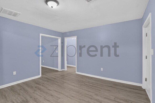 Building Photo - Unit B