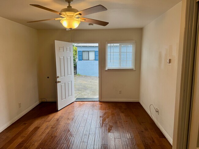 Entrada - 860 Manhattan Beach Blvd