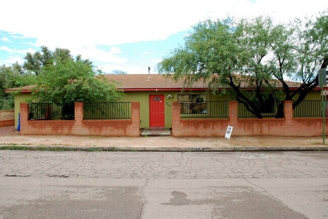 Foto del edificio - Modern 4 Bed 5 Bath Near UofA – Private Baths & Off-Street Parking