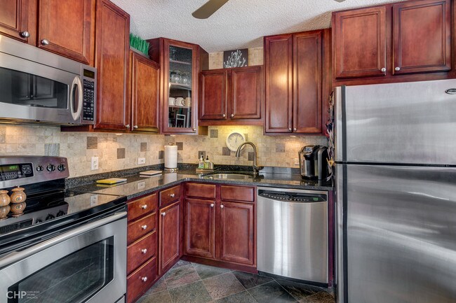Kitchen - 33 W Delaware Pl